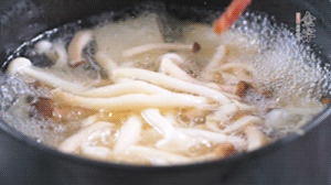 依次放火腿、豆腐，加水大火烧开，小火炖煮20分钟，出锅前撒上葱花即可。