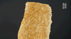 油炸猪皮冷水泡发，切成菱形。