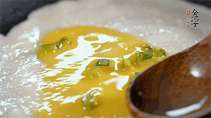 将鸡蛋液铺到面饼上，放上香肠。