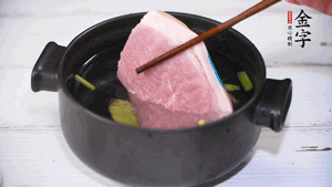 整块猪肉，加葱、姜片、料酒焯水。