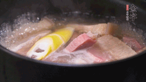 火肉、猪肉加料酒、清水大火煮开后，加入春笋小火慢炖40分钟，出锅前撒葱花即可。