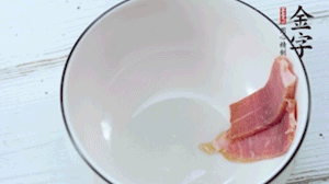 火腿一面涂抹蜂蜜，贴在碗底摆盘备用。