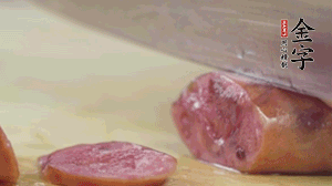 拿出香肠和腊肉，切成片后重新铺入。