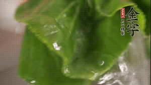 小青菜从根部掰开，分别洗净。