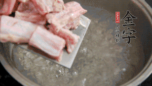 剁成块状的排骨洗净，放入沸腾的锅中，加姜片汆烫，2分钟后捞出备用。