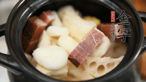 加水没过食材，加料酒大火煮沸后，再小火炖煮1小时。（如果没有砂锅小火炖煮，用电饭煲的煮汤功能、高压锅也是可以的。）