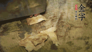 加适量温水淹没食材，大火炖至水沸后再小火慢炖1小时，出锅前10分钟加枸杞。（焯过水后的猪蹄不应再用凉水，用温水炖煮更容易软烂。也可以用高压锅或者有煲汤功能的电饭煲，省时又便于入味。）