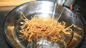 虫草花用凉水浸泡10分钟，干香菇温水泡发至软去蒂备用。莲子、红枣也可一同清洗干净。