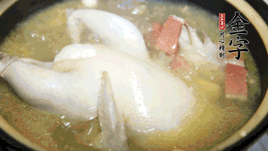 煮沸时加入虫草花、香菇、红枣，以料酒调味继续小火炖煮1小时左右。