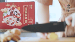 将处理好的老鸭放入冷水锅中，丢入姜片，冷水煮沸去腥。