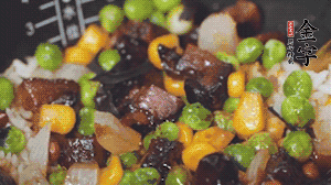 出锅前加蚝油、生抽调味，撒点熟白芝麻即可。