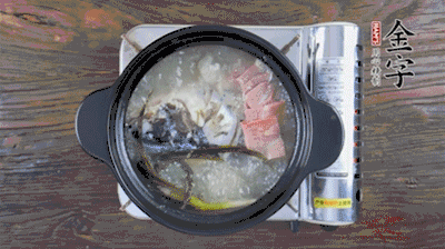 放豆腐、海鲜菇继续中小火煮5分钟。