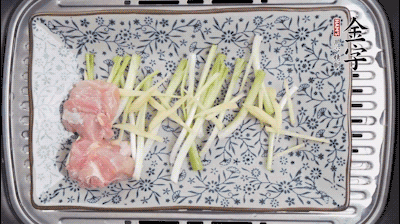 葱白段、姜丝垫底，依次铺上鸡块小香菇、黄花菜、木耳、火腿片。