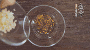 调配酱汁：依据口味倒入适量的蒜末、辣椒面、芝麻、醋、生抽、盐、白糖，最后倒入热油搅拌均匀。