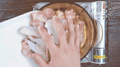 加料酒、葱姜焯水2分钟，清洗备用。