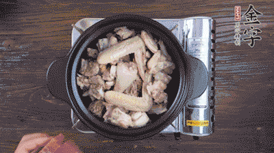 将鸡肉块、火腿、料酒、姜一同放入在炖锅中，加冷水大火煮开后，小火炖煮40分钟。