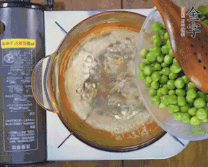 豌豆粒焯水30秒，过凉水。