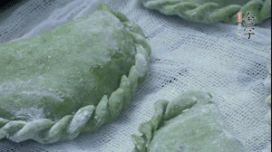 【制作】2.蒸架上垫浸湿的屉布，再放上清明果，大火蒸10~15分钟，完成，出锅啦！
