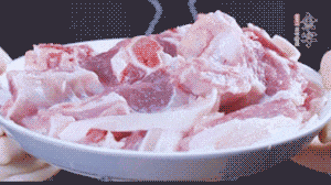 新鲜羊肉冷水入锅，加姜片、清水焯水，除去血沫。