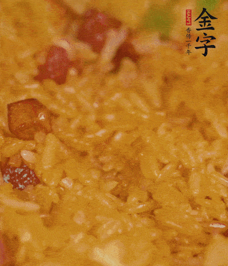 放一撮盐、生抽少许，倒入炸好的芋头。最后撒葱花、蒜末翻炒均匀。