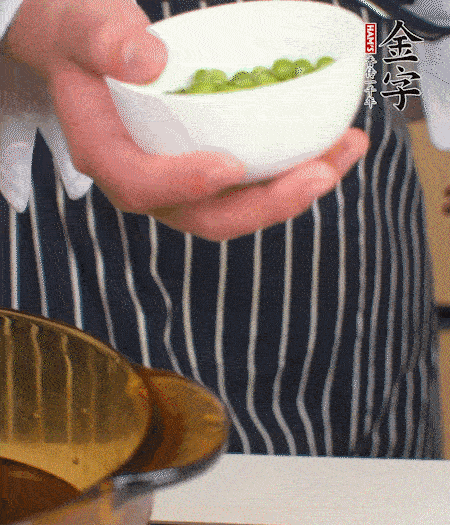 胡萝卜、豌豆和干花菇焯水。