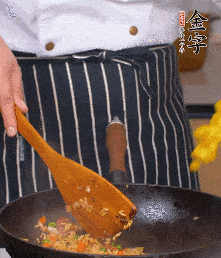 加咖喱块、少许盐、白糖调味，炒至咖喱块融化后，倒米饭，翻炒至每粒米饭都包裹上咖喱，再放黄椒、青椒粒，出锅前加菠萝粒和小葱翻拌均匀。