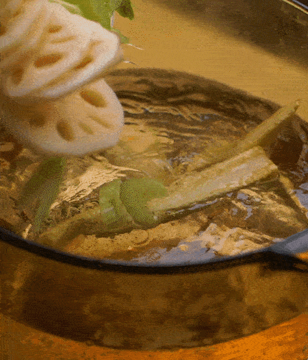 把玉米笋（对半切开）、西芹（切斜片）、莲藕（切片），放入开水锅内，加点少许盐、油，汆烫2分钟。