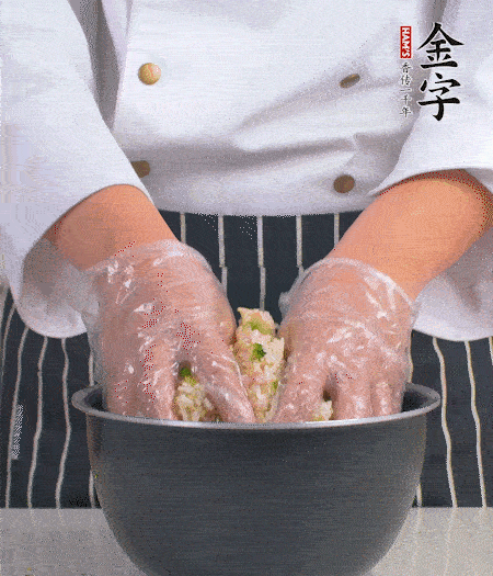 米饭中放西兰花碎、咸肉丁，加少许黑胡椒、十来滴橄榄油拌匀。