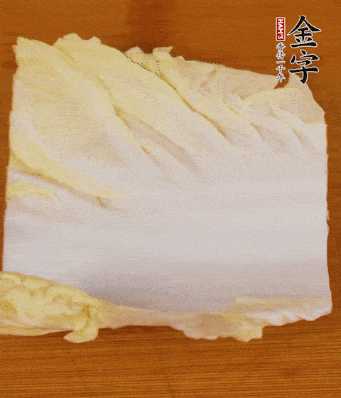 一片白菜一片淡火腿交替叠起，叠个两三层放进锅内，直到塞满锅。