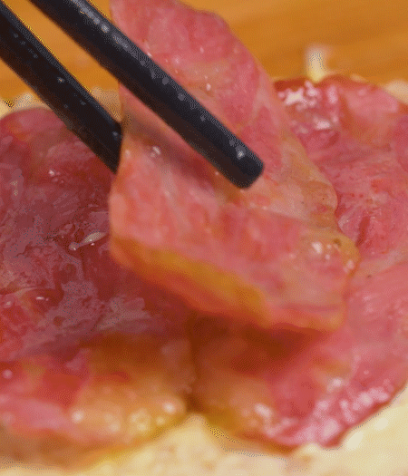 放上火腿、芝士片、生菜，再放一片土司。
