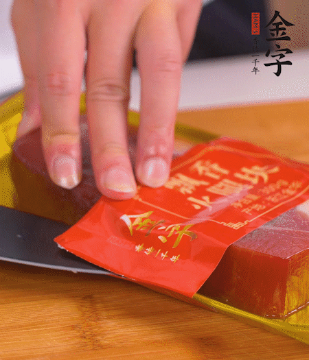 韦德官方网站切片，生姜切丝，葱白切末。