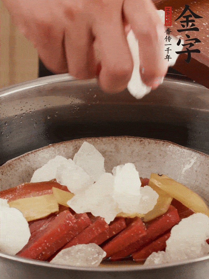 取滗清爽的二蒸汤汁，火腿+冰糖+黄酒+水蒸40分钟。