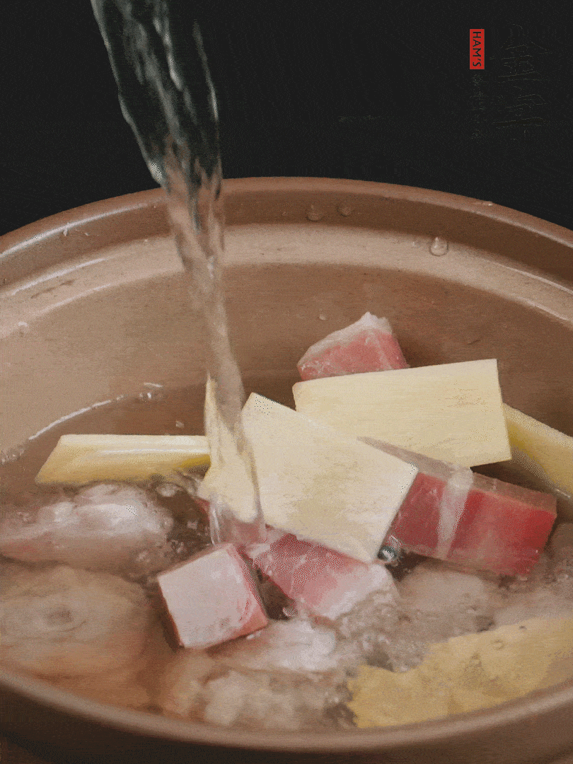 鸡块、火腿、姜片加适量料酒、清水炖80分钟。