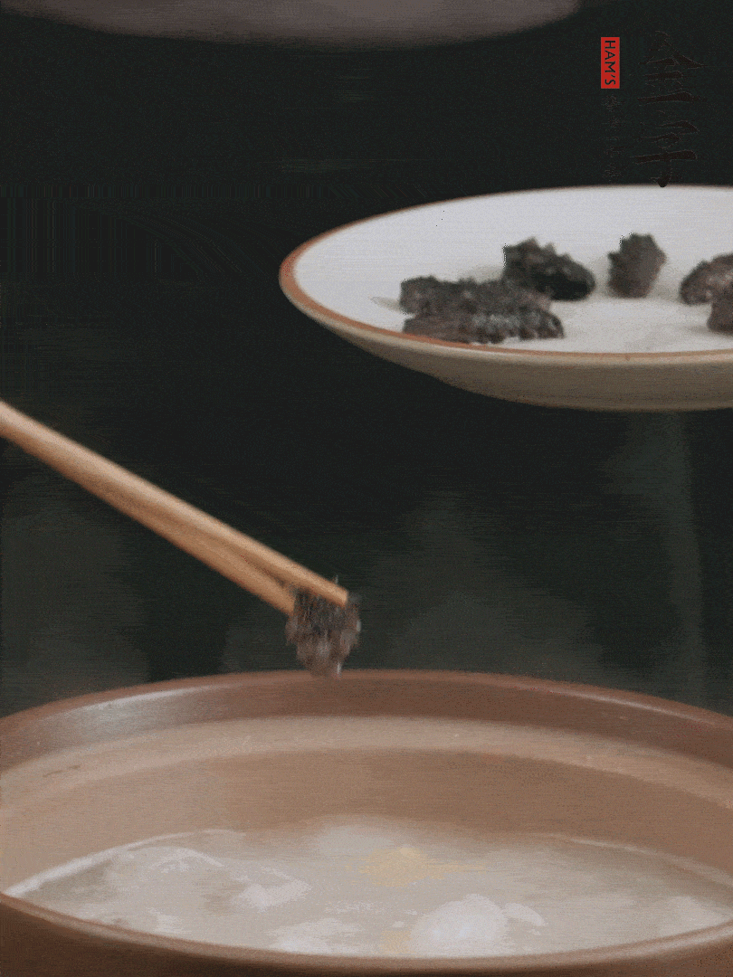期间鸡汤炖到80分钟时，加小海参再炖10分钟。