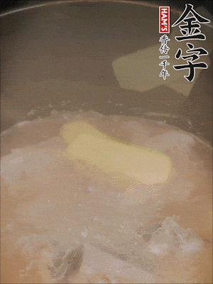 排骨洗净，加生姜、黄酒焯水，温水洗净备用。