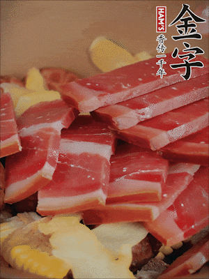 除鲍鱼外的所有材料放进锅里，加清水、姜、黄酒，大火烧开，转小火煲90分钟。