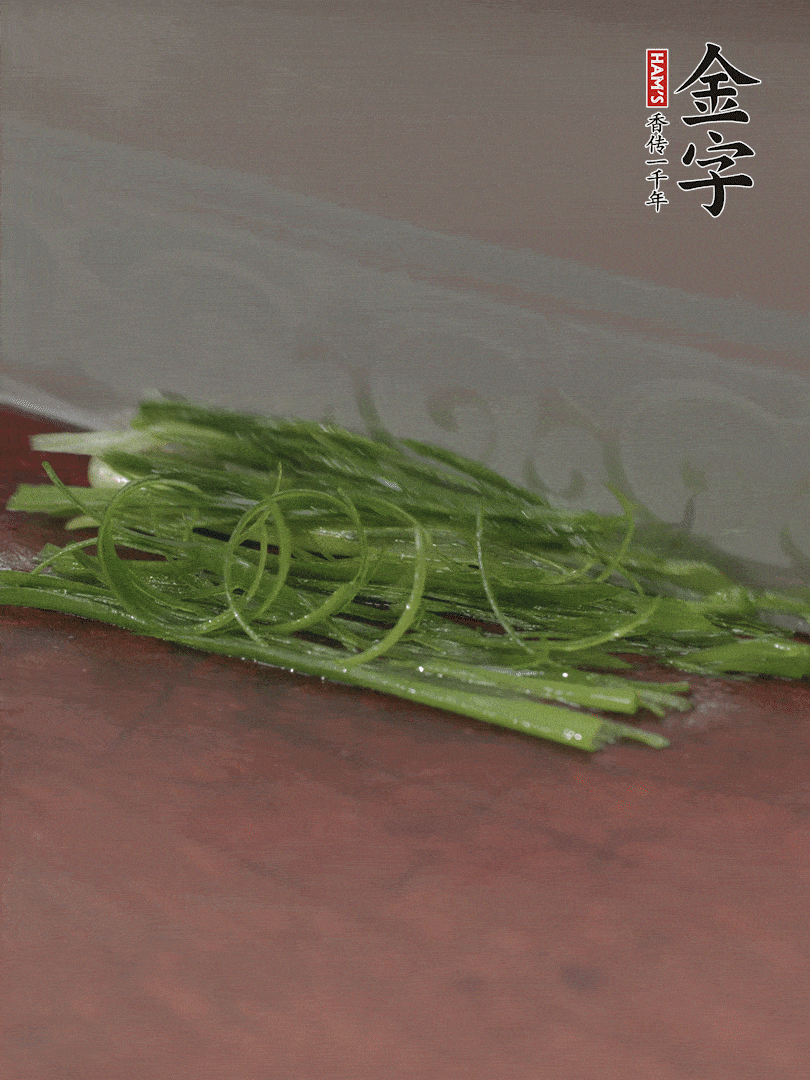 生姜切薄片，红椒切细丝，小葱葱绿切细丝，泡入冰水中保持新鲜。