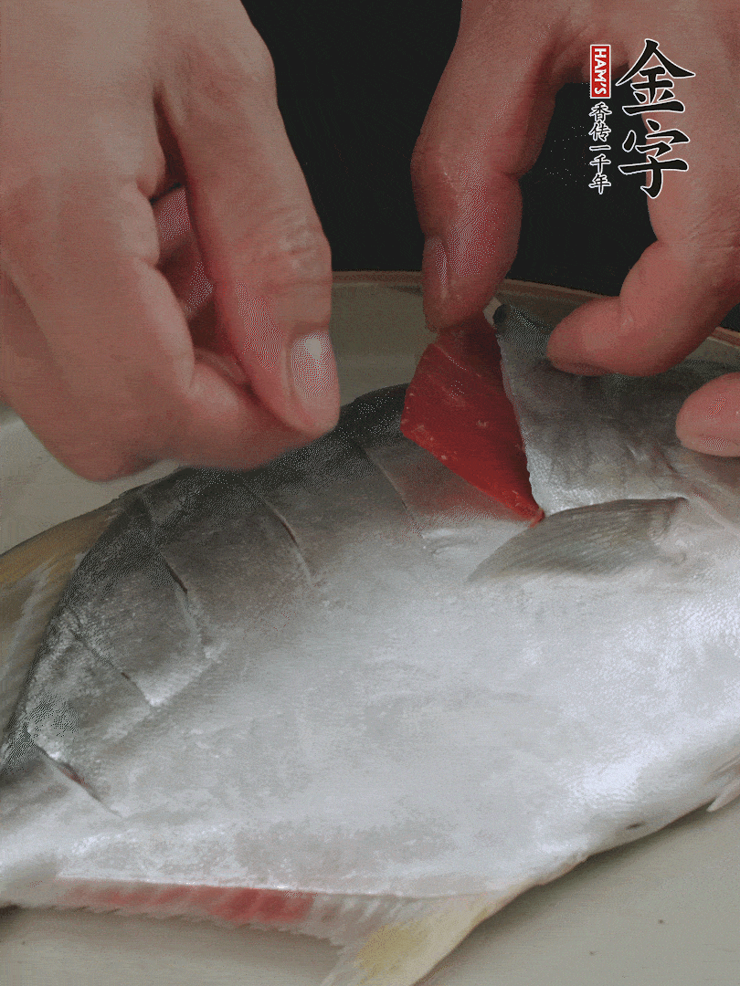 火腿片和姜片塞在刀口处，也塞一些入鱼肚。