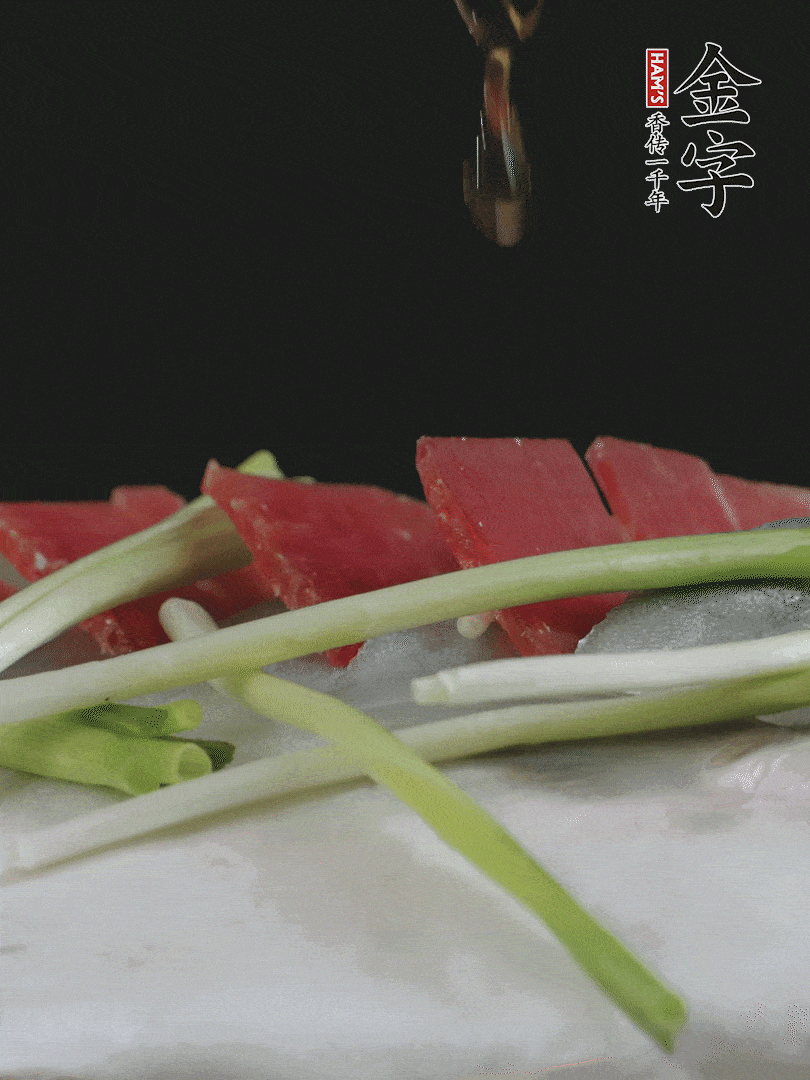 葱白置于鱼身，放适量豌豆，淋上花雕酒。