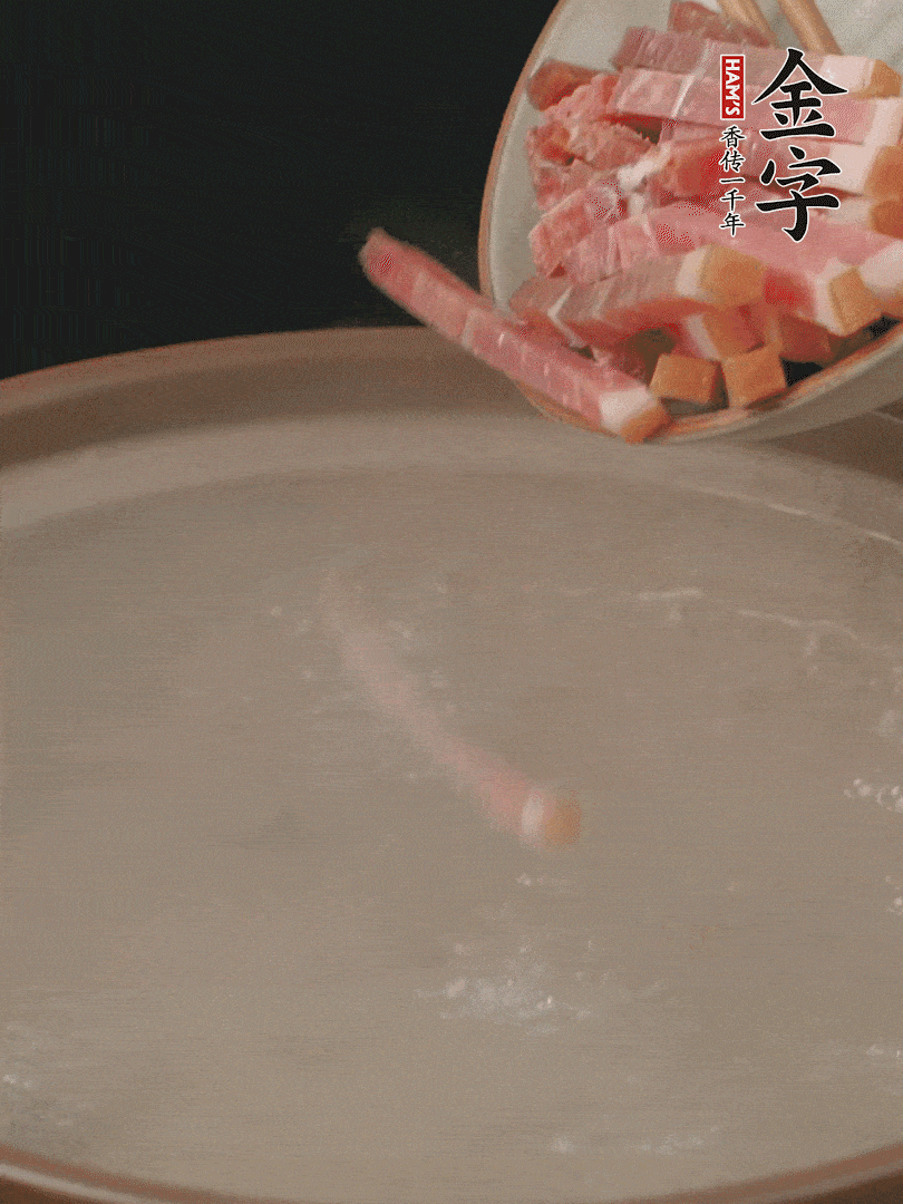 韦德官方网站切丝，热水下锅，放火腿炖煮15分钟。