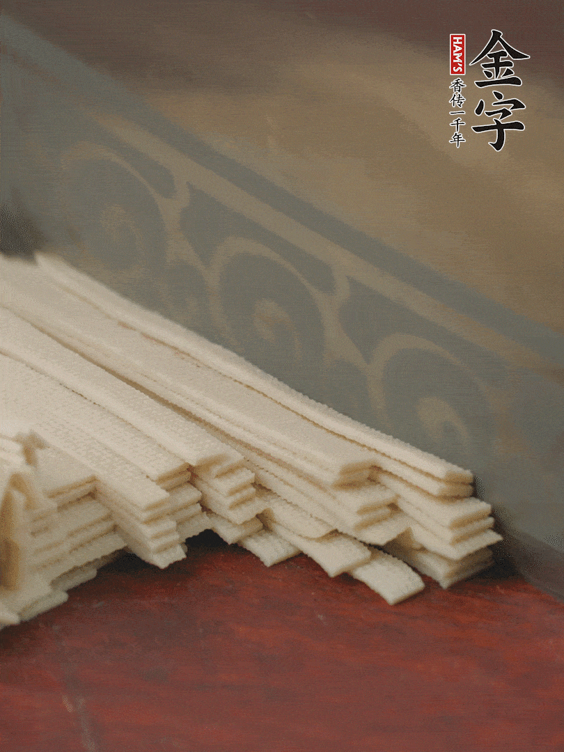 炖火腿期间，千张切细丝，白萝卜去皮切细丝，蒜叶切细丁。