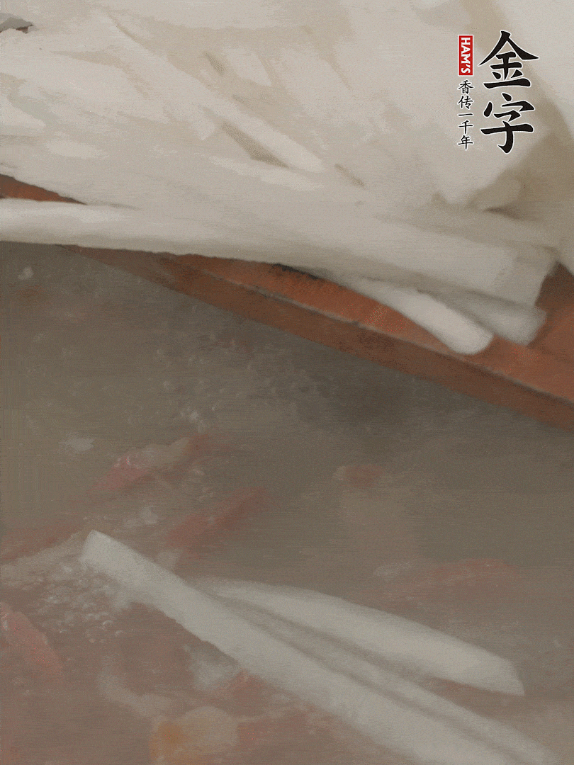放萝卜丝，炖5分钟。