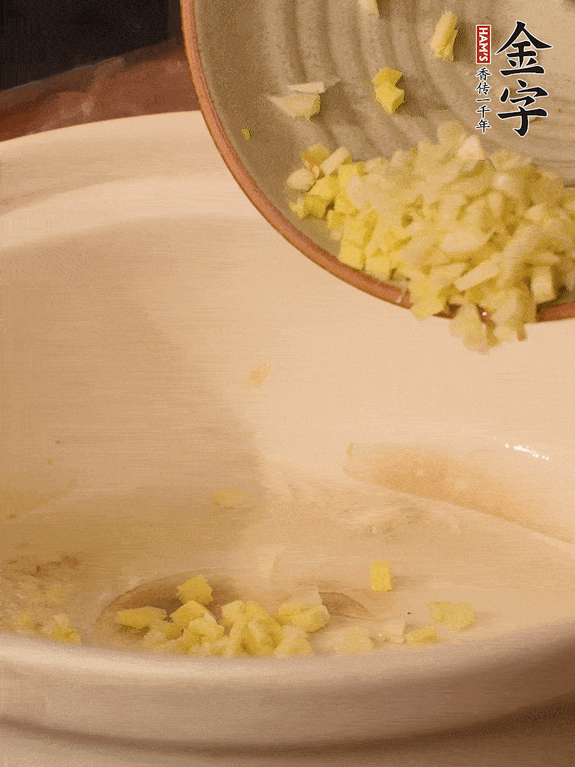 热油下锅，姜爆香。下冬瓜略微翻炒。