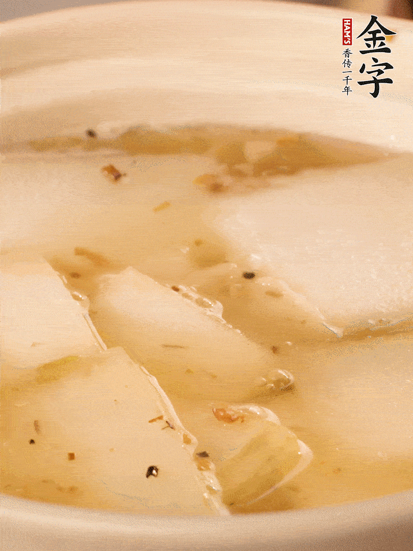 加入适量清水，再放咸肉，淋点黄酒添味。