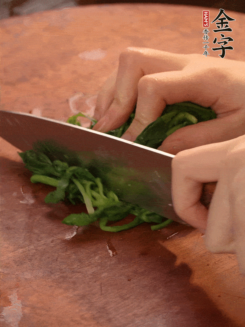 晾凉拽干水份，切碎备用。