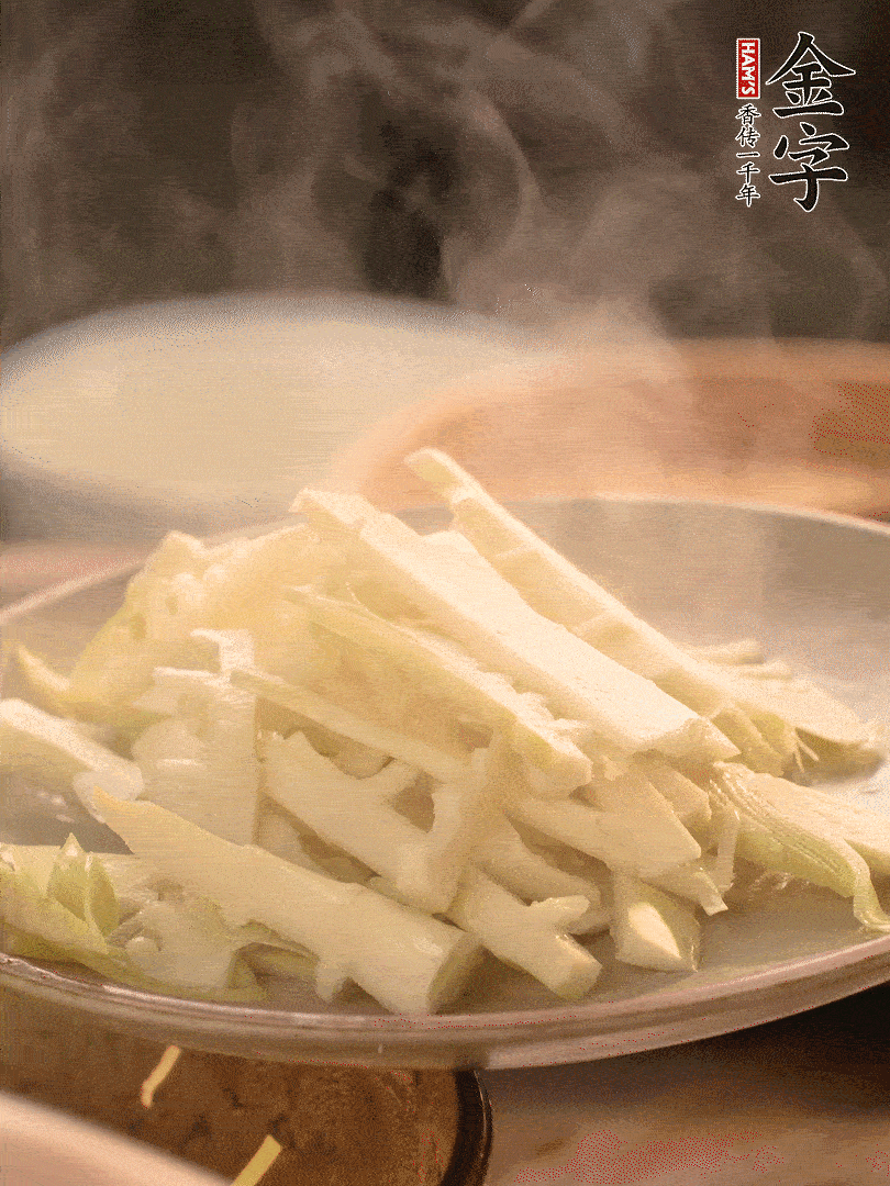 春笋切薄片，焯水去除涩味。