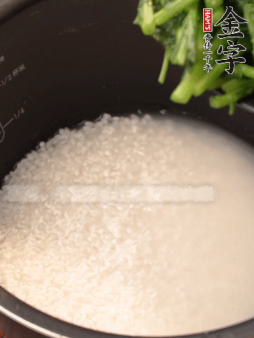 茼蒿、香肠放入浸泡好的大米，水没过大米半指煮熟。