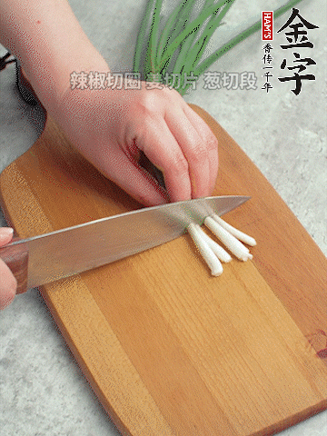 切好的咸肉铺在碗边，然后把千张放在中间。