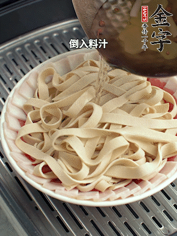 将料汁倒入食材中，改上保鲜膜蒸半小时。