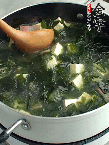 煮到沸腾后，再放入豆腐盖盖子煮3分钟。